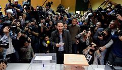 Pablo Iglesias, lídr strany Podemos party hází svj volební lístek do urny