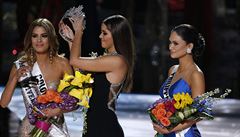Loská Miss Universe Paulina Vegová (uprosted) sundává z hlavy korunku...
