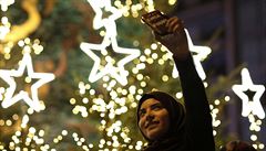 Libanonská muslimka se fotí s vánoní dekorací.