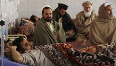 Mu zranný pi pátením zemtesení leí v nemocnici v pákistánském Péávaru.