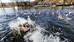 Otužilci si zaplavali ve Vltavě. Tradiční memoriál přílákal rekordních 339 závodníků
