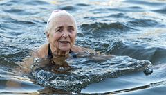Nejstarím plavcem letoního roníku byla ptaosmdesátiletá Boena erná a...