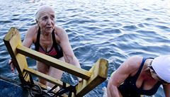 Nejstarím plavcem letoního roníku byla ptaosmdesátiletá Boena erná a...