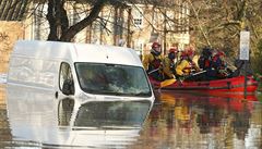 Povodn, jak Anglie nepamatuje: lid na stechch i davy dobrovolnk
