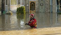 Záchraná v zatopené ulici v Yorku na severu Británie.