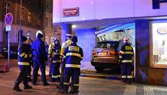 Bizarní nehoda na Vinohradech. Auto po srážce s tramvají vjelo do obchodu a zranilo zákaznici