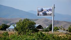 Píjezdovou cestu zdobí transparent, na kterém je vyobrazen tank.