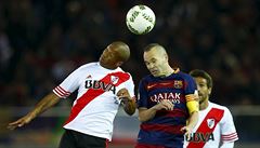 Kapitán fotbalist Barcelony Andres Iniesta (vpravo) v hlavikovém souboji s...