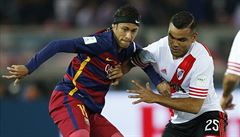 Neymar (vlevo) z Barcelony si kryje mí ped dotírajícím Gabrielem Mercadem z...