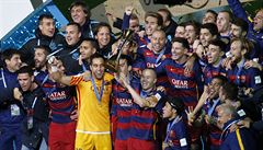 Fotbalisté Barcelony s trofejí za vít�zství v mistrovství sv�ta klub�.