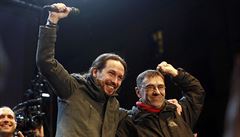 Lídr hnutí Podemos Pablo Iglesia s jeho zakladatelem Juanem Carlosem zdraví své...