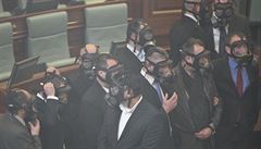 Bná výbava? Plynové masky v kosovském parlamentu poté, co opoziní poslanci...