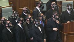 Bná výbava? Plynové masky v kosovském parlamentu poté, co opoziní poslanci...