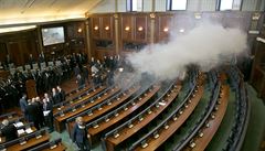 Slzný plyn v lavicích kosovského parlamentu v Pritin (14. prosince 2015).