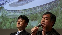 Japonský architekt Kengo Kuma (vpravo) pedstavuje svj návrh na vybudování...