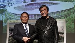 Japonský architekt Kengo Kuma (vpravo) pedstavuje svj návrh na vybudování...