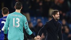 Branká Chelsea a manaer Watfordu Quique Sanchez Flores si podávají ruce.