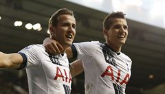Harry Kane a Eric Lamela slaví gól Tottenhamu z penalty.