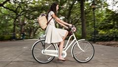 Díky speciální sukni nebyla jízda na kole pro dámy nikdy bezpečnější.