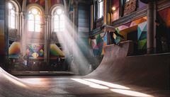 Uvnit kostela vznikl veejný skatepark který dostal pezdívku Chrám chaosu.