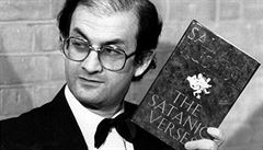 Salman Rushdie se svým nejznámější románem Satanské verše | na serveru Lidovky.cz | aktuální zprávy