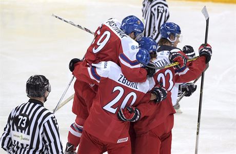 etí hokejisté se radují z gólu, kterým porazili Finy 2:1.