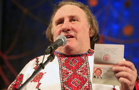 Depardieu ukazuje svj nový ruský pas.