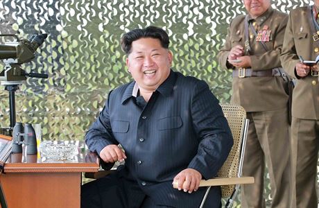 Kim ong-un pozoruje pehlídku severokorejských protiletadlových zbraní.