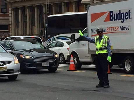Policista v New Yorku řídí dopravu se stoickým klidem.