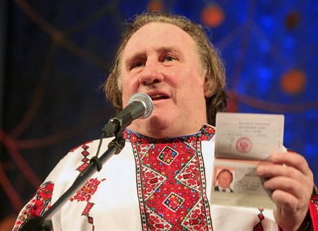 Depardieu ukazuje svj nový ruský pas.