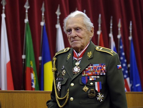 Ve vku 98 let zemel válený veterán Alexandr Beer.