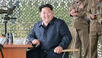 Kim ong-un pozoruje pehldku severokorejskch protiletadlovch zbran.