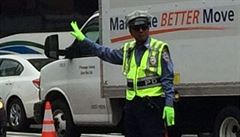 Policista v New Yorku řídí dopravu se stoickým klidem.