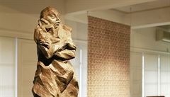 Expozice �eského kubismu. Socha Úzkost od Otty Gutfreunda.