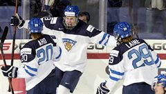 Finové Aho, Puljujärvi a Laine se radují z gólu.