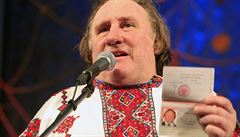 Depardieu ukazuje svůj nový ruský pas. | na serveru Lidovky.cz | aktuální zprávy