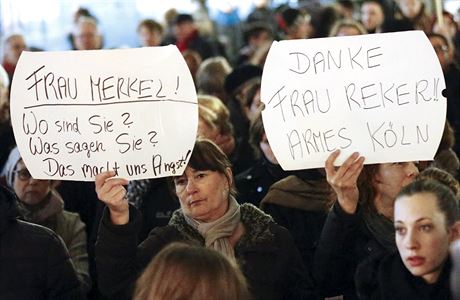 Demonstranti drí transparenty, v nich vzývají kancléku Merkelovou.