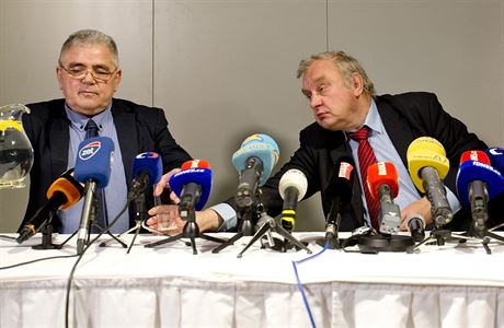 Peter Guzmický a Miloslav Ransdorf na tiskové konferenci 7. ledna. Vysvtlovali...