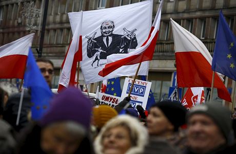 Lidé protestují ve Varav proti novému mediálnímu zákonu