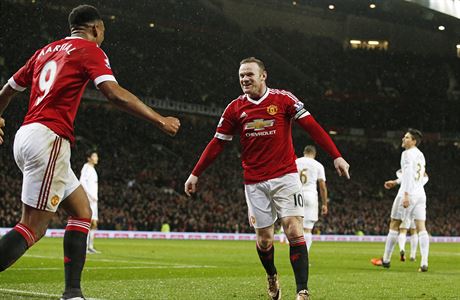 Wayne Rooney se raduje z glu do st Swansea