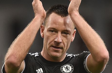 John Terry tleská divákm po výhe Chelsea.