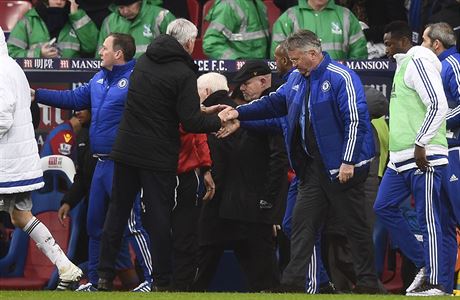 Guusovi Hiddinkovi gratuluje trenr Crystal Palace Alan Pardew po vhe Chelsea.