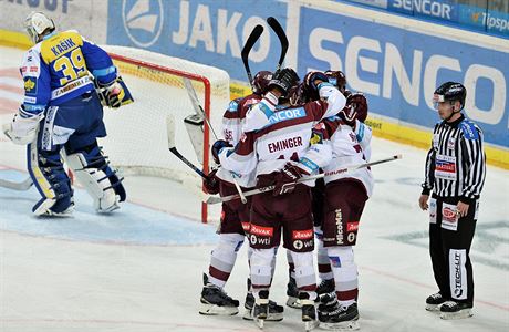 Hokejisté Sparty se radují z gólu ped brankou gólmana Zlína Libora Kaíka.