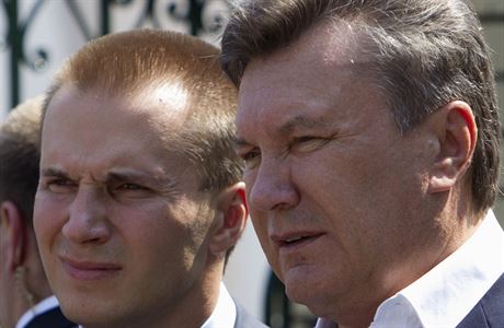 Viktor Janukovy (vpravo) se svým synem Oleksandrem.