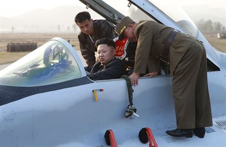 Kim ong-un testuje letadlo bhem leteckého cviení ((nedatovaný archivní...