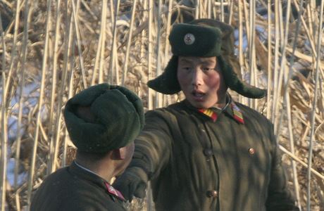 Severokorejt vojci na hranici s nou (ilustran snmek).