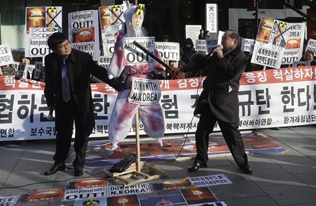 Pry se Severn Koreou! Demonstrace proti severokorejskmu reimu v Soulu.