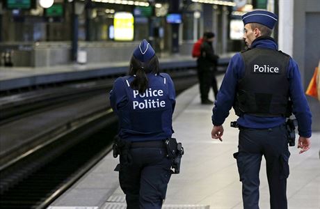 Belgití policisté steí vlakové nástupit.