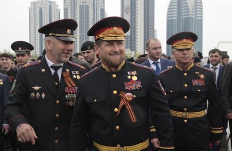 Uniformovan Ramzan Kadyrov obklopen elitami svho reimu v Groznm.