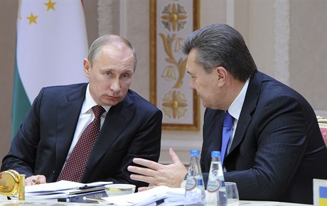 Ruský prezident Vladimír Putin hovoí s Viktorem Janukovyem v Minsku (archivní...